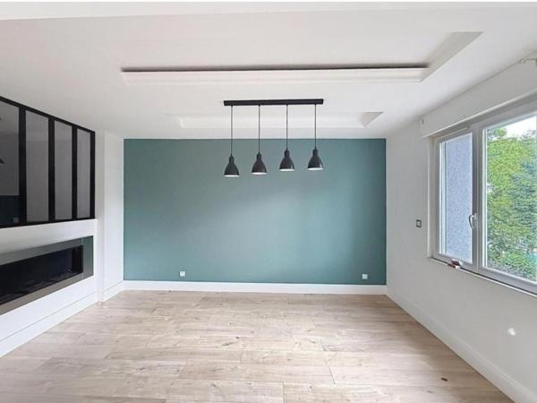 maison familiale , comprenant 7 pièces ave cuisine un salon séjour climatisé ,5 chambres dont une suite parentale avec 1 salle d'eau et une salle de bain ,un jardin avec une terrasse et une piscine