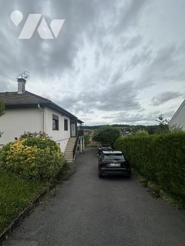 Maison quatre chambres, une salle de bains, un garage 1176 m² terrain avec vue dégagée