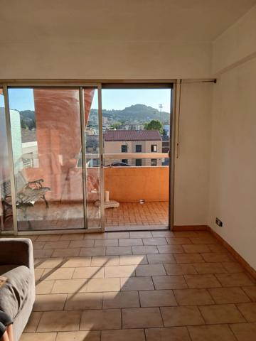 VALLAURIS Deux pièces avec cave et parking