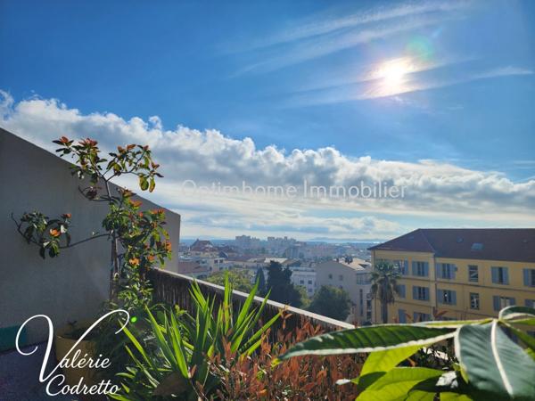 À vendre – Appartement T3 de 96 m² avec vue mer imprenable, garage et caves – Hyères centre-ville (83)