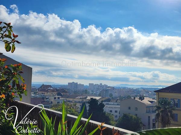 À vendre – Appartement T3 de 96 m² avec vue mer imprenable, garage et caves – Hyères centre-ville (83)