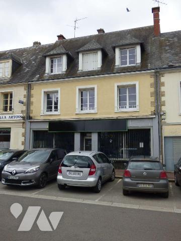 Centre ville immeuble à usage mixte, comprenant :
Au rez-de-chaussée : partie commerciale, cha...