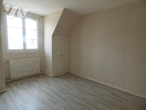 Centre ville immeuble à usage mixte, comprenant :
Au rez-de-chaussée : partie commerciale, cha...