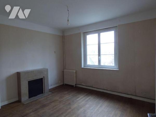 Centre ville immeuble à usage mixte, comprenant :
Au rez-de-chaussée : partie commerciale, cha...