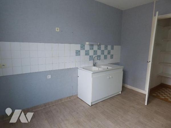 Centre ville immeuble à usage mixte, comprenant :
Au rez-de-chaussée : partie commerciale, cha...