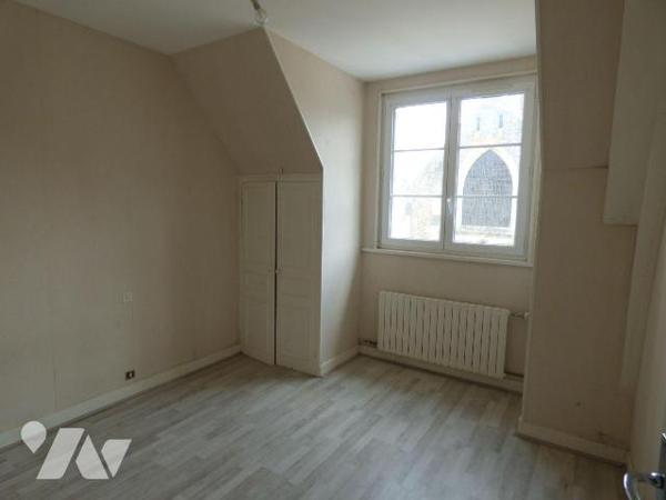 Centre ville immeuble à usage mixte, comprenant :
Au rez-de-chaussée : partie commerciale, cha...