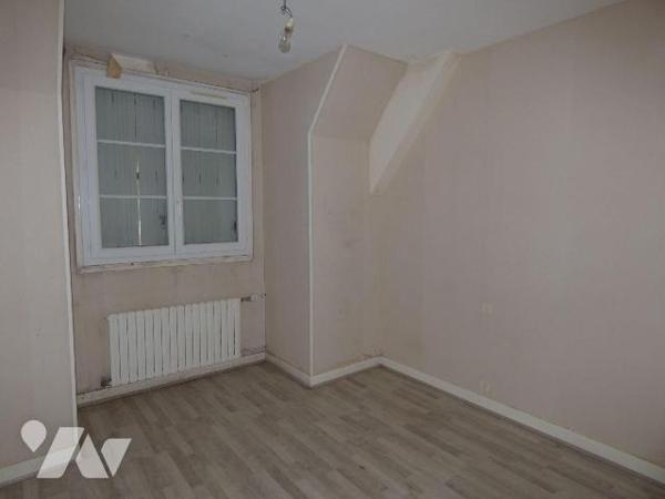 Centre ville immeuble à usage mixte, comprenant :
Au rez-de-chaussée : partie commerciale, cha...