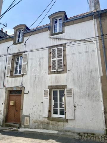 Duplex idéalement situé rue des Baigneurs à Douarnenez, à deux pas des plages. Quartier très calme et recherché.

Ce bien se prête parfaitement à un pied-à-terre, à une résidence principale ou à un projet d'investissement, notamment locatif saisonnier compte tenu de la proximité immédiate du littoral.

L'accès se fait au premier étage de l'immeuble et s'ouvre sur une pièce de vie avec cuisine ouverte. Salle de bain avec wc.

L'étage supérieur comprend une grande chambre offrant une vue sur les toits et la mer.