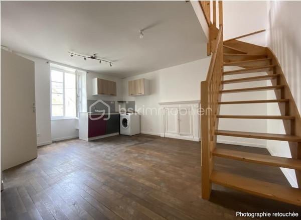 Duplex idéalement situé rue des Baigneurs à Douarnenez, à deux pas des plages. Quartier très calme et recherché.

Ce bien se prête parfaitement à un pied-à-terre, à une résidence principale ou à un projet d'investissement, notamment locatif saisonnier compte tenu de la proximité immédiate du littoral.

L'accès se fait au premier étage de l'immeuble et s'ouvre sur une pièce de vie avec cuisine ouverte. Salle de bain avec wc.

L'étage supérieur comprend une grande chambre offrant une vue sur les toits et la mer.