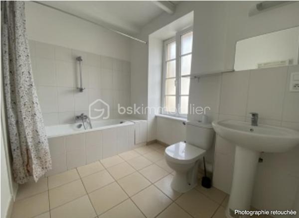 Duplex idéalement situé rue des Baigneurs à Douarnenez, à deux pas des plages. Quartier très calme et recherché.

Ce bien se prête parfaitement à un pied-à-terre, à une résidence principale ou à un projet d'investissement, notamment locatif saisonnier compte tenu de la proximité immédiate du littoral.

L'accès se fait au premier étage de l'immeuble et s'ouvre sur une pièce de vie avec cuisine ouverte. Salle de bain avec wc.

L'étage supérieur comprend une grande chambre offrant une vue sur les toits et la mer.