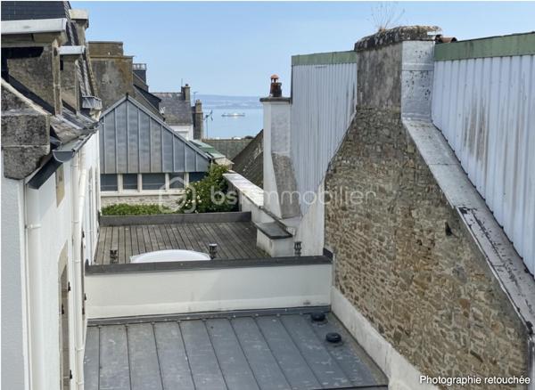Duplex idéalement situé rue des Baigneurs à Douarnenez, à deux pas des plages. Quartier très calme et recherché.

Ce bien se prête parfaitement à un pied-à-terre, à une résidence principale ou à un projet d'investissement, notamment locatif saisonnier compte tenu de la proximité immédiate du littoral.

L'accès se fait au premier étage de l'immeuble et s'ouvre sur une pièce de vie avec cuisine ouverte. Salle de bain avec wc.

L'étage supérieur comprend une grande chambre offrant une vue sur les toits et la mer.