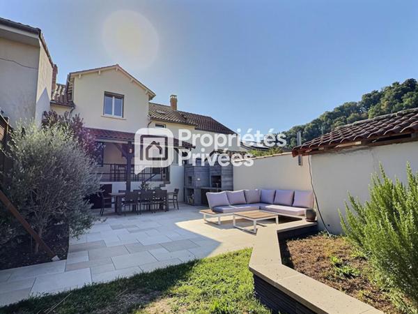 Maison T6/7 d'env. 165m² située au calme avec 4/5 ch., 2 garages fermés et piscine sur PERIGUEUX (24000)