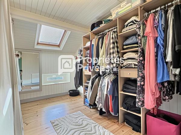 Maison T6/7 d'env. 165m² située au calme avec 4/5 ch., 2 garages fermés et piscine sur PERIGUEUX (24000)