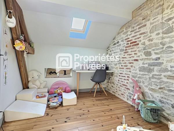 Maison T6/7 d'env. 165m² située au calme avec 4/5 ch., 2 garages fermés et piscine sur PERIGUEUX (24000)