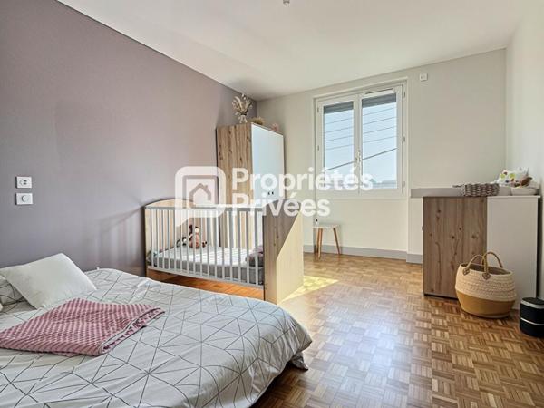Maison T6/7 d'env. 165m² située au calme avec 4/5 ch., 2 garages fermés et piscine sur PERIGUEUX (24000)