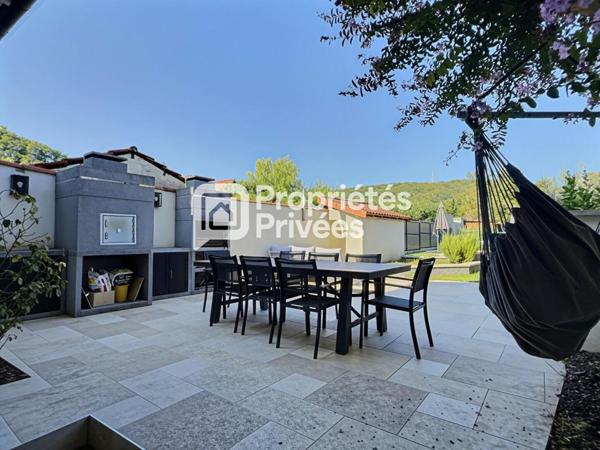 Maison T6/7 d'env. 165m² située au calme avec 4/5 ch., 2 garages fermés et piscine sur PERIGUEUX (24000)