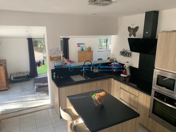 Tornac, au calme, belle propriété de 3 logements sur 5000 m2 de terrain avec piscine.