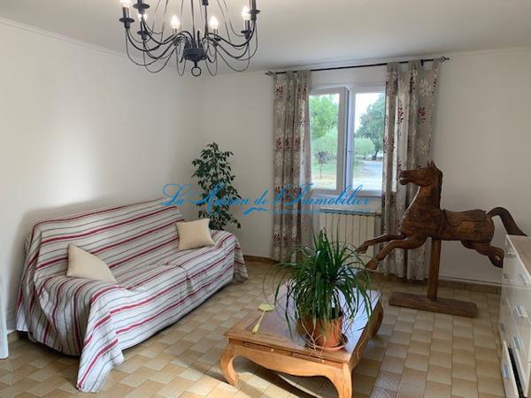 Tornac, au calme, belle propriété de 3 logements sur 5000 m2 de terrain avec piscine.