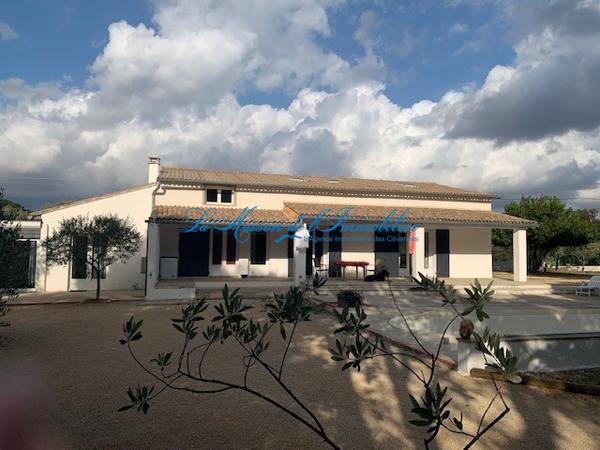 Tornac, au calme, belle propriété de 3 logements sur 5000 m2 de terrain avec piscine.