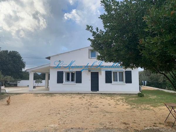 Tornac, au calme, belle propriété de 3 logements sur 5000 m2 de terrain avec piscine.