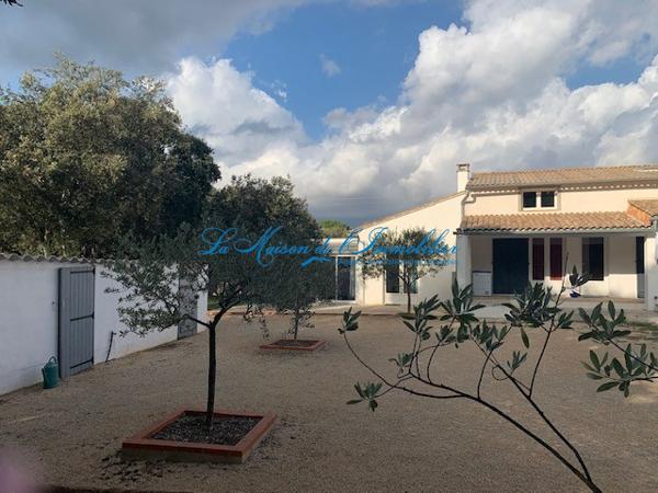 Tornac, au calme, belle propriété de 3 logements sur 5000 m2 de terrain avec piscine.