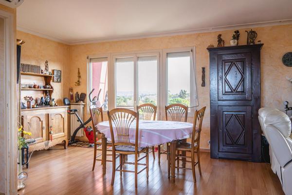 Appartement traversant avec vues et balcons au dernier étage avec ascenseur
