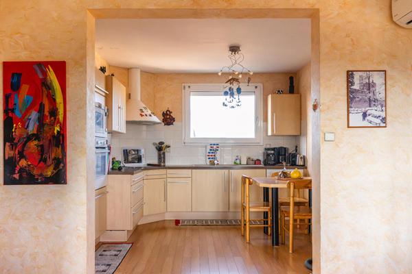 Appartement traversant avec vues et balcons au dernier étage avec ascenseur