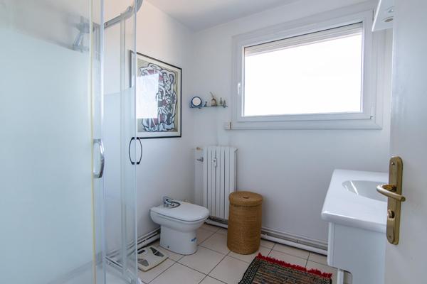 Appartement traversant avec vues et balcons au dernier étage avec ascenseur