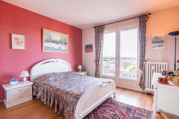Appartement traversant avec vues et balcons au dernier étage avec ascenseur