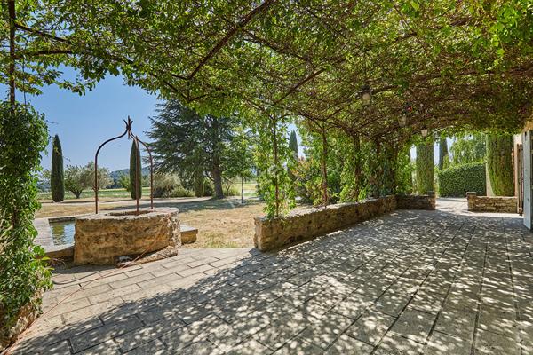 Mas rénové d'environ 200 m2 sur 1.6 ha en campagne de Cucuron