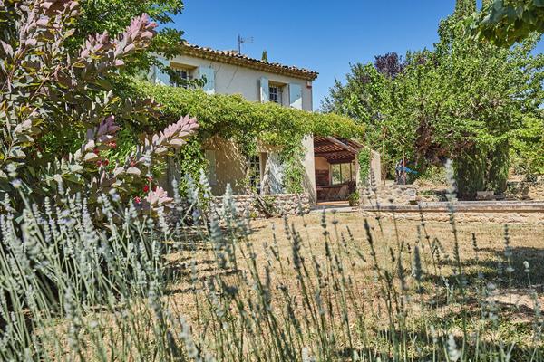 Mas rénové d'environ 200 m2 sur 1.6 ha en campagne de Cucuron