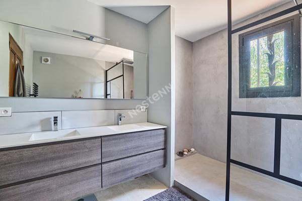 Mas rénové d'environ 200 m2 sur 1.6 ha en campagne de Cucuron