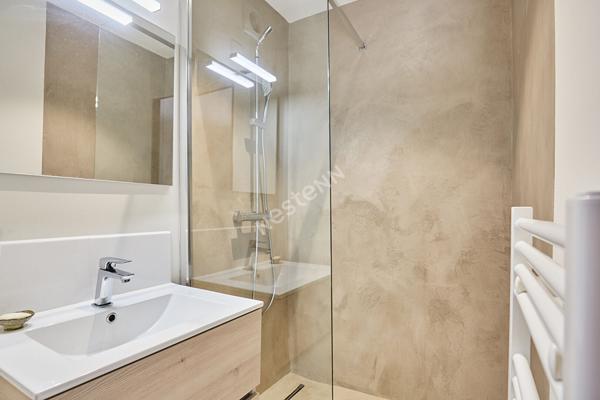 Mas rénové d'environ 200 m2 sur 1.6 ha en campagne de Cucuron