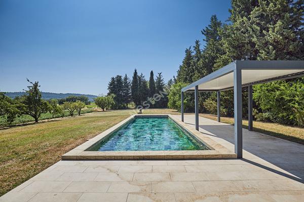 Mas rénové d'environ 200 m2 sur 1.6 ha en campagne de Cucuron