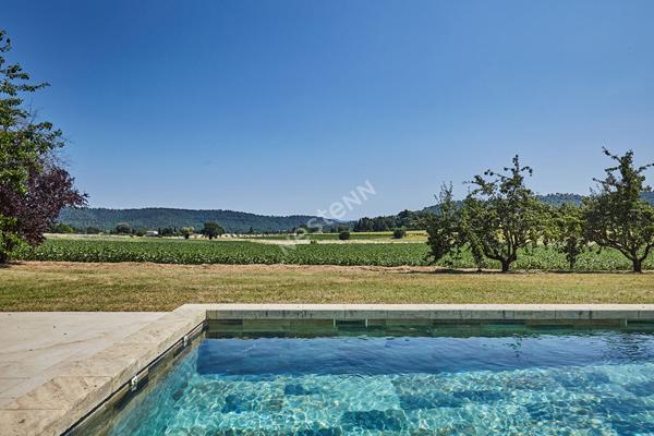 Mas rénové d'environ 200 m2 sur 1.6 ha en campagne de Cucuron