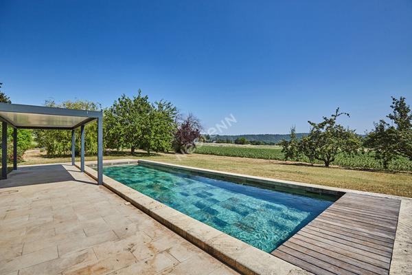 Mas rénové d'environ 200 m2 sur 1.6 ha en campagne de Cucuron