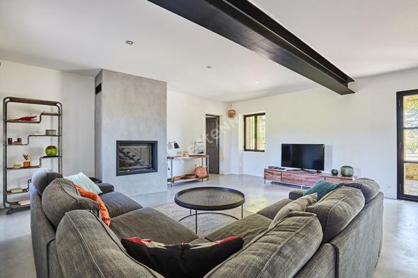 Mas rénové d'environ 200 m2 sur 1.6 ha en campagne de Cucuron