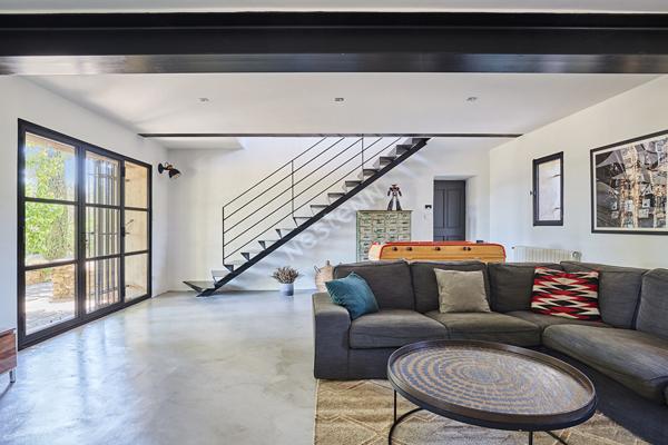 Mas rénové d'environ 200 m2 sur 1.6 ha en campagne de Cucuron