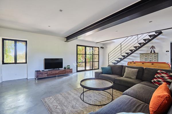 Mas rénové d'environ 200 m2 sur 1.6 ha en campagne de Cucuron