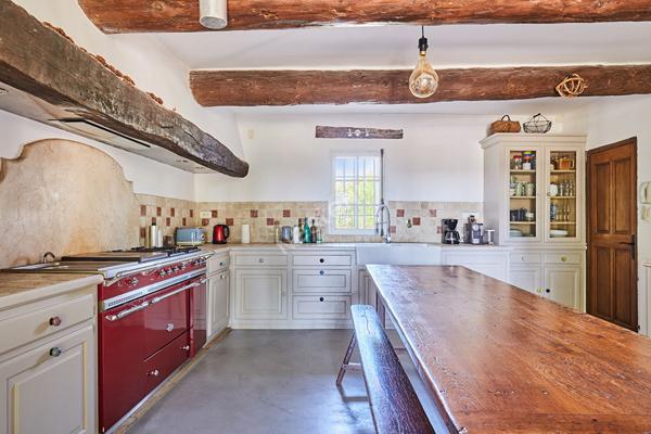 Mas rénové d'environ 200 m2 sur 1.6 ha en campagne de Cucuron