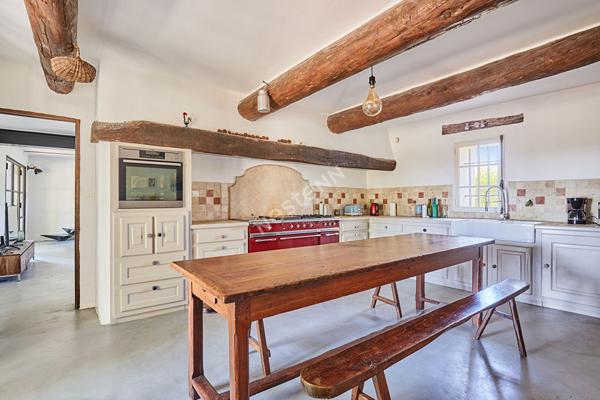 Mas rénové d'environ 200 m2 sur 1.6 ha en campagne de Cucuron