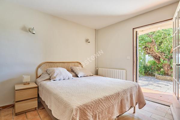 Mas rénové d'environ 200 m2 sur 1.6 ha en campagne de Cucuron