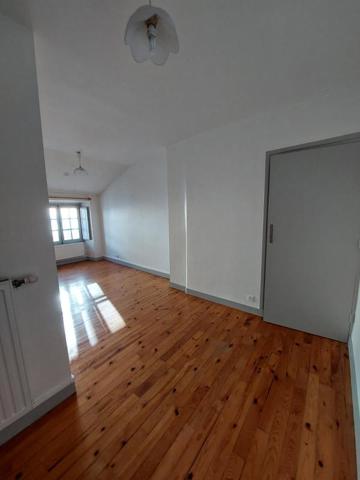 REF 10435 - 15 RUE DES FARGES - F1 au 3ème étage