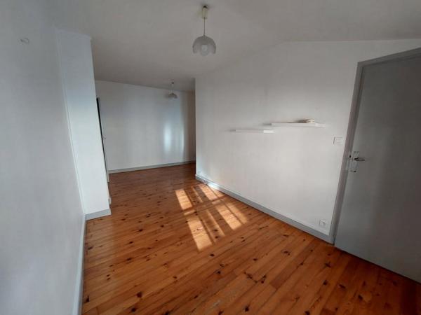 REF 10435 - 15 RUE DES FARGES - F1 au 3ème étage