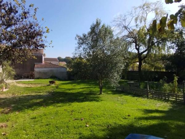 Aubigny-Les Clouzeaux, Maison en pierre dans le bourg 4 chambres avec jardin env. 800 m²