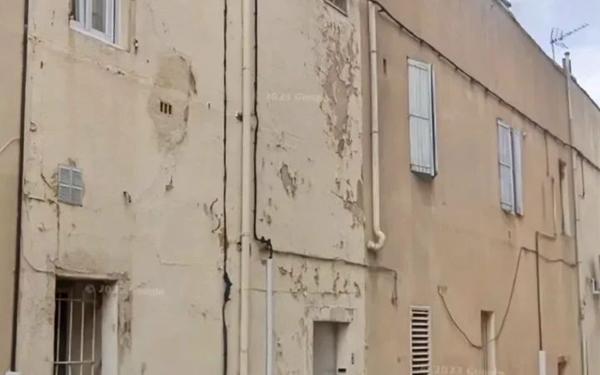 Immeuble à vendre    2 pièces • 74 m2 Nîmes