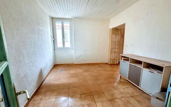 Immeuble à vendre    2 pièces • 74 m2 Nîmes