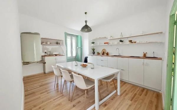 Immeuble à vendre    2 pièces • 74 m2 Nîmes