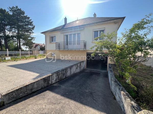 Janville en beauce, découvrez cette jolie maison de plain pied edifiée sur sous-sol total, comprenant : entrée, cuisine ouverte sur le séjour, deux chambres, une SdE, un WC indépendant et un grenier aménageable. Le tout sur 564m² de terrain clos et arboré. 
Le bien dispose d'une pompe à chaleur, double vitrage.