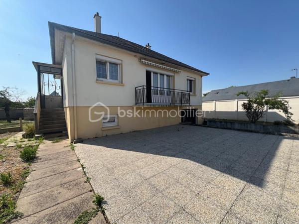 Janville en beauce, découvrez cette jolie maison de plain pied edifiée sur sous-sol total, comprenant : entrée, cuisine ouverte sur le séjour, deux chambres, une SdE, un WC indépendant et un grenier aménageable. Le tout sur 564m² de terrain clos et arboré. 
Le bien dispose d'une pompe à chaleur, double vitrage.